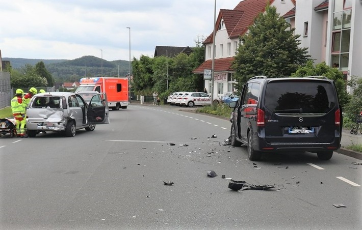 POL-HX: Auffahrunfall: Mercedes schiebt Opel auf die Gegenfahrspur