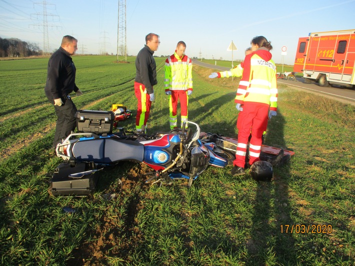 POL-RBK: Leichlingen - Motorradfahrer landet schwerverletzt auf der Wiese