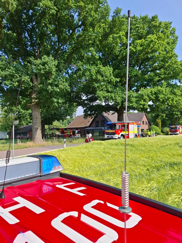 FW Bocholt: Feuerwehr verhindert Brandausbreitung auf Wohnhaus - keine Verletzten