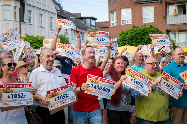 Zahlreiche Glückspilze jubeln zusammen in Troisdorf über ihre Gewinne beim Monatsgewinn der Deutschen Postcode Lotterie. / Weiterer Text über ots und www.presseportal.de/nr/41583 / Die Verwendung dieses Bildes für redaktionelle Zwecke ist unter Beachtung aller mitgeteilten Nutzungsbedingungen zulässig und dann auch honorarfrei. Veröffentlichung ausschließlich mit Bildrechte-Hinweis.