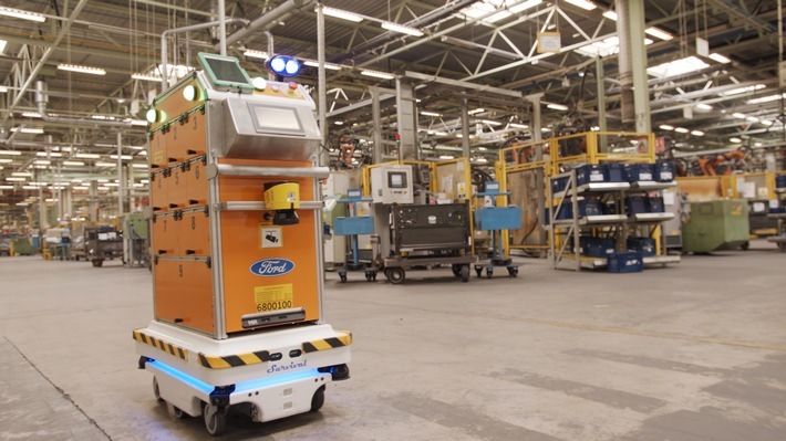 Selbstfahrender Roboter unterstützt Ford-Mitarbeiter bei der Fahrzeugproduktion: Der erste seiner Art: Der selbstfahrende Roboter "Survival" unterstützt Mitarbeiter im Ford-Werk in Valencia. Weiterer Text über ots und www.presseportal.de/nr/6955 / Die Verwendung dieses Bildes ist für redaktionelle Zwecke honorarfrei. Veröffentlichung bitte unter Quellenangabe: "obs/Ford-Werke GmbH"