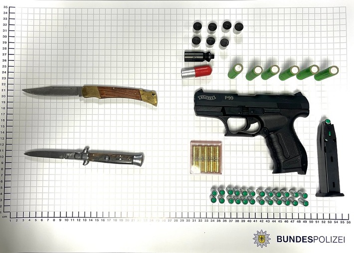 BPOL NRW: Hauptbahnhof Münster - Bundespolizei stellt Schreckschusswaffe und Messer sicher