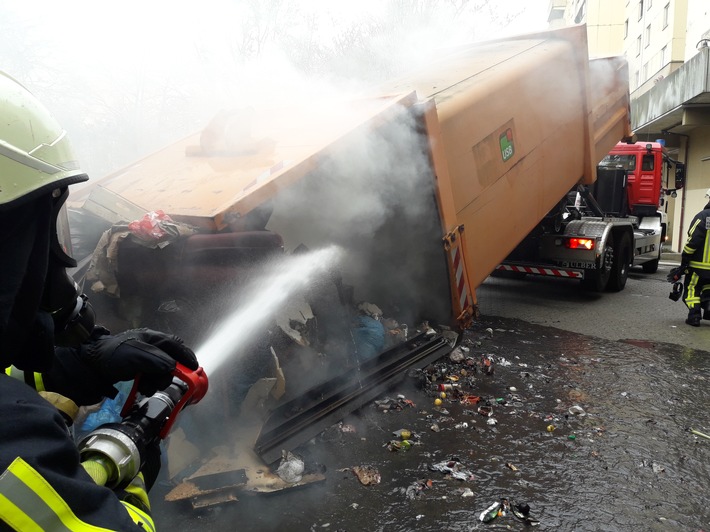 FW-BO: Brand einer Müllpresse am Unicenter