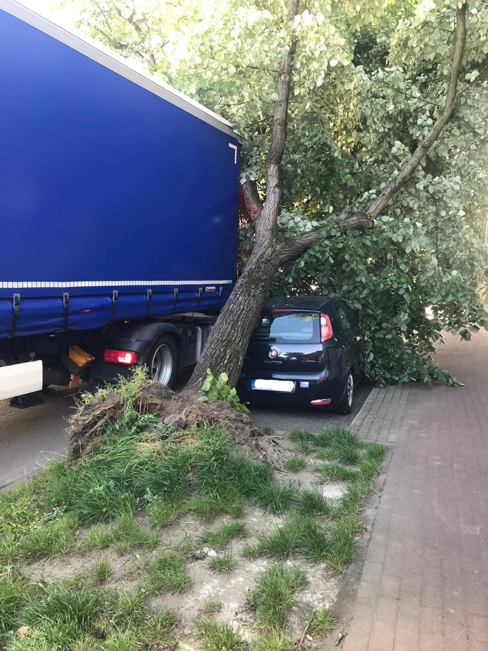 POL-DU: Neudorf: Unfall mit Dominoeffekt