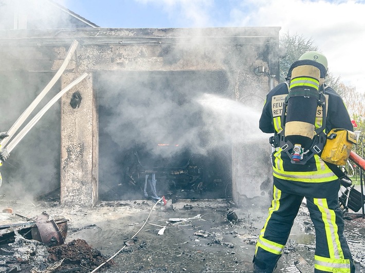 FW-BO: Garagenbrand in Bochum Stiepel
