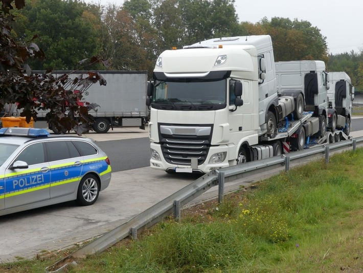 POL-OH: Polizei greift ein und verhindert möglichen Unfall: Sattelzugmaschine drohte von Transporter zu fallen