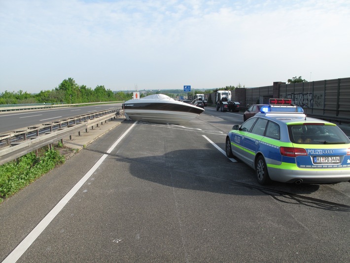 POL-HI: Unfall mit Motorboot auf der BAB 7