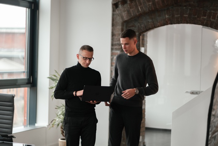 Warum Wachstum für Coaches und Agenturen kein Marketingproblem, sondern ein Systemproblem ist - Tom Rothenhäusler von LeadFeed Marketing im Interview