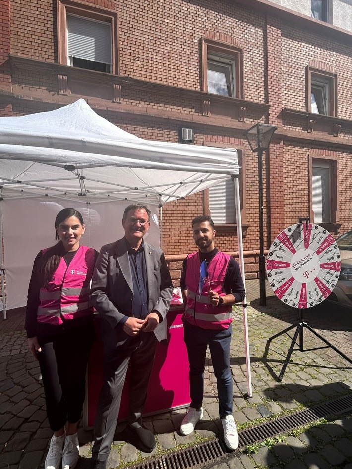 Bürgermeister Dirk Gene Hagelstein besucht den Telekom Infostand auf dem Altstadtfest in Neu-Isenburg