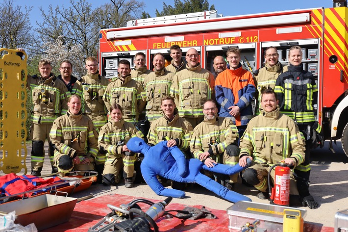 FW-KLE: Freiwillige Feuerwehren Kleve und Kranenburg bilden 17 Einsatzkräfte aus