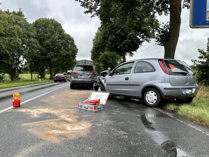 FW Hünxe: Auslaufende Betriebsmittel nach Verkehrsunfall - Eine verletzte Person