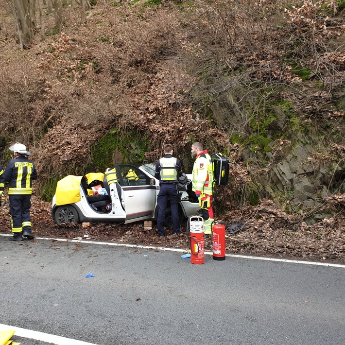 FW Schalksmühle: Verkehrsunfall auf der Volmestraße - technische Rettung durch Feuerwehr