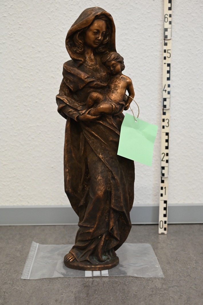 POL-KLE: Emmerich am Rhein - Bronzefigur in Waldstück gefunden / Polizei sucht Besitzer