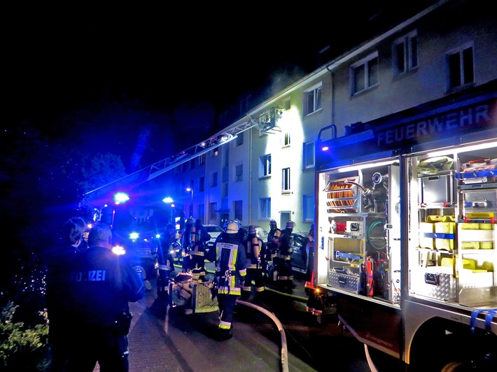 FW-E: Kellerbrand in Essen-Borbeck, drei Personen über Drehleiter gerettet