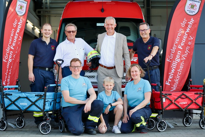 FW Neukirchen-Vluyn: Sparkasse am Niederrhein unterstützt Gründung der Kinderfeuerwehr Neukirchen-Vluyn