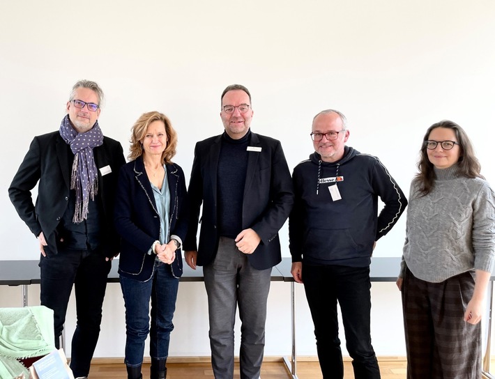 Kreative fordern Regulierung von KI und Nutzungsentschädigung für Trainingsdaten