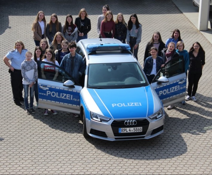 POL-PDTR: Mädchen machen sich vor Ort ein Bild vom Beruf der Polizeibeamtin/ GirlsDay bei der Polizei Saarburg