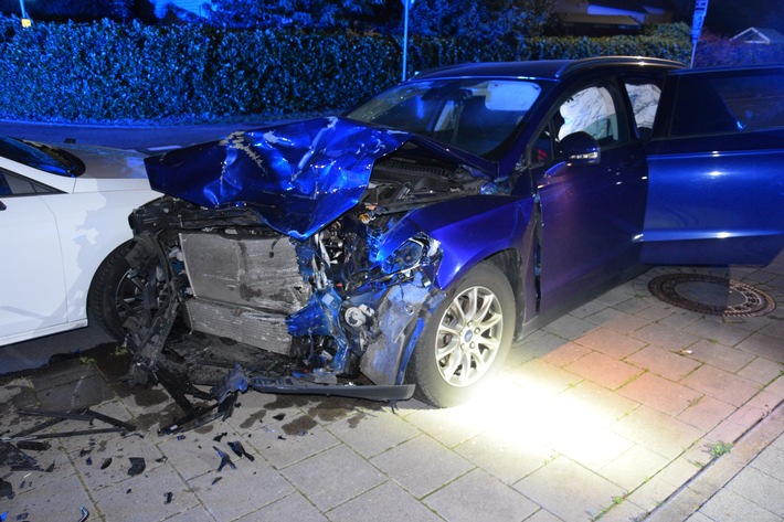 POL-HF: Verkehrsunfall unter Alkoholeinfluss - Bünder prallt in zwei geparkte Fahrzeuge