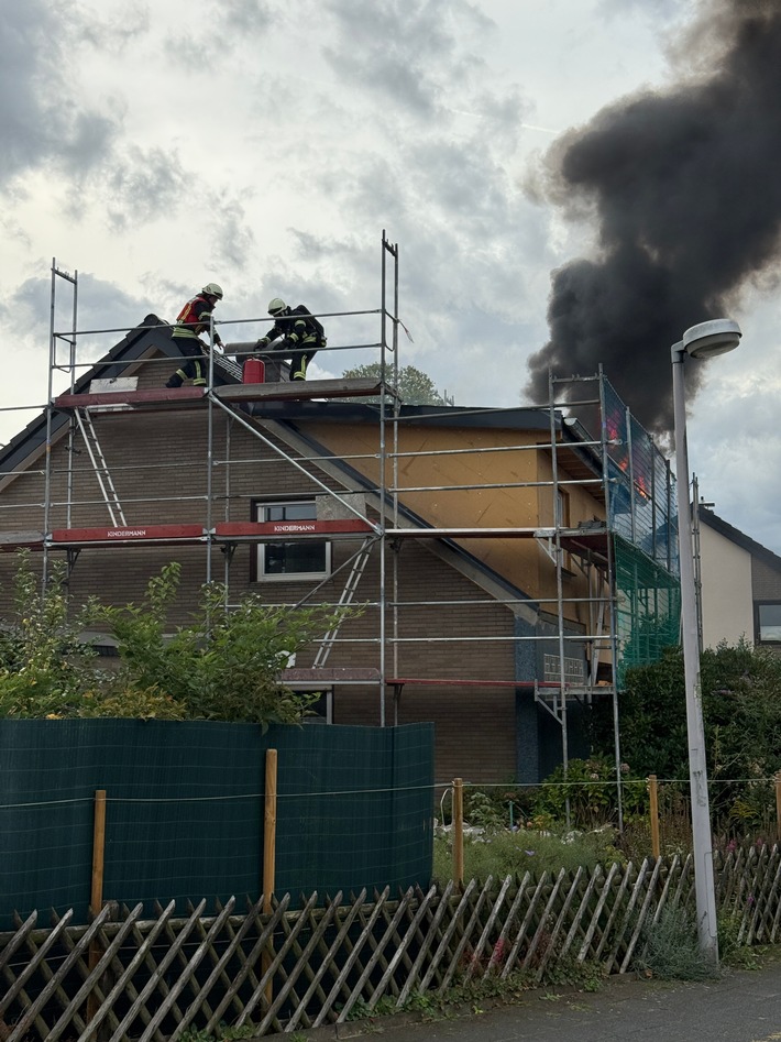 FW-MH: Dachstuhlbrand in Mülheim-Heißen