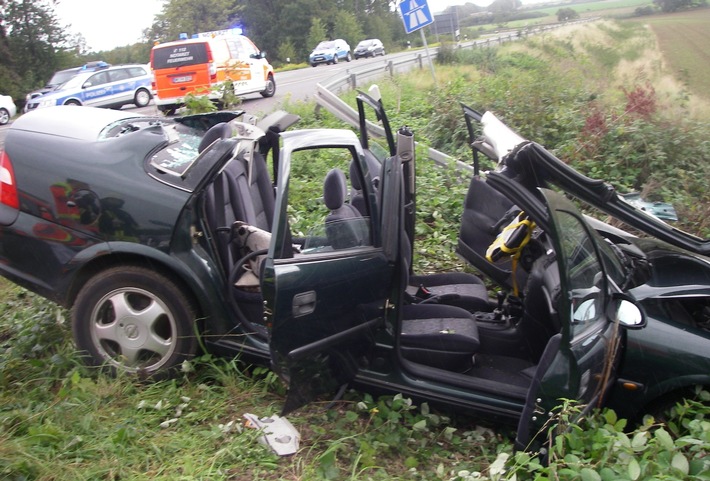 POL-DN: Fahrzeugführer musste reanimiert werden - Beifahrerin leicht verletzt