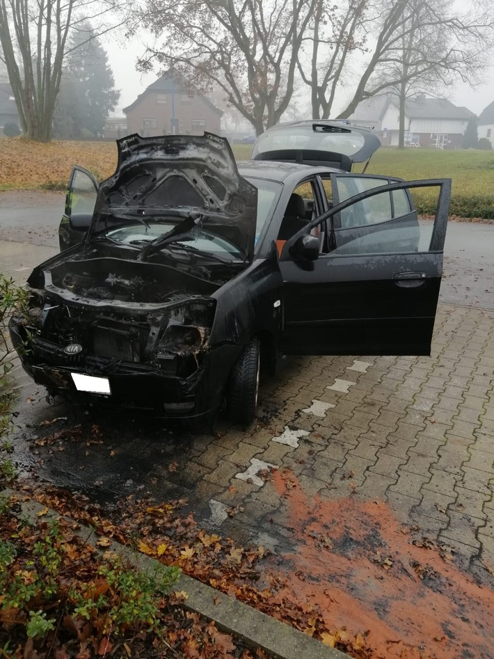 FW-KLE: Fahrzeugbrand auf Supermarktparkplatz