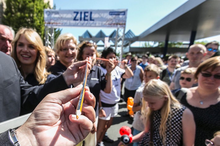 STAEDTLER knackt den Weltrekord: Der Noris colour ist mit knapp 460 Metern der längste Buntstift der Welt