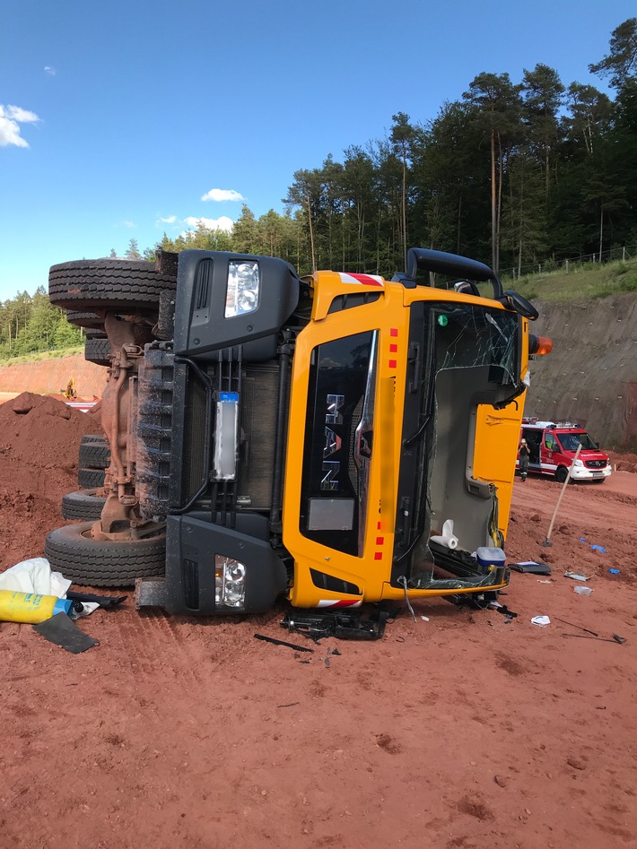 POL-PPWP: Lkw kippt um - Fahrer schwer verletzt