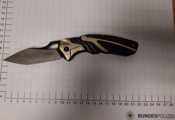 BPOL NRW: Treppe hinunter getreten - Bundespolizei stellt Tatverdächtigen und sichert Einhandmesser