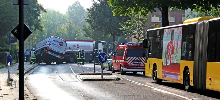 FW-E: Anhänger eines Tank-Gliederzuges droht umzukippen, 27 Tonnen Heizöl geladen