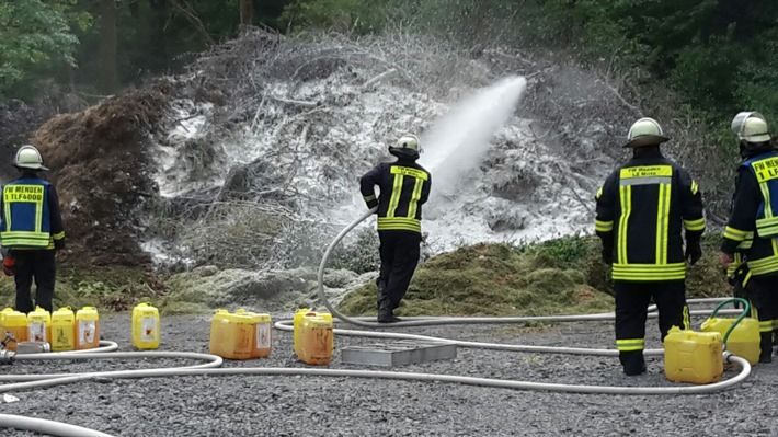 FW Menden: Brennt Grünabfall auf Lagerplatz