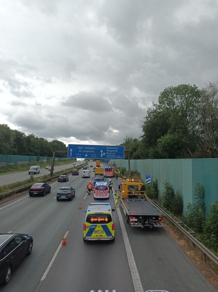 FW-EN: Verkehrsunfall mit drei PKWs auf der A1