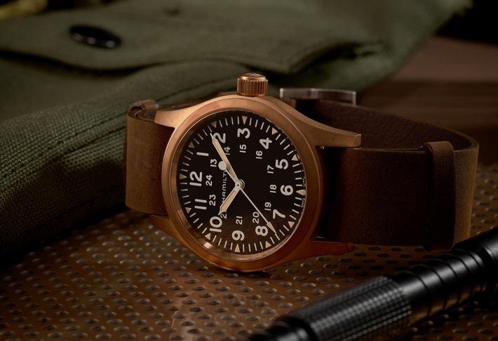 DIE GESCHICHTE DIESER BRONZE UHR HAT GERADE ERST BEGONNEN: Die neue Khaki Field Mechanical verfügt über ein Gehäuse aus Bronze, das mit der Zeit eine einzigartige Patina entwickelt / Hamilton Khaki Field Mechanical Bronze - die ikonische Hamilton Felduhr präsentiert sich erstmals mit einem Gehäuse aus Bronze, das mit der Zeit eine einzigartige Patina entwickelt. / Weiterer Text über ots und www.presseportal.de/nr/156704 / Die Verwendung dieses Bildes ist für redaktionelle Zwecke unter Beachtung ggf. genannter Nutzungsbedingungen honorarfrei. Veröffentlichung bitte mit Bildrechte-Hinweis.