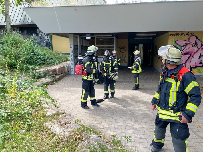 FW Stuttgart: Brand in Stuttgarter Sporthalle