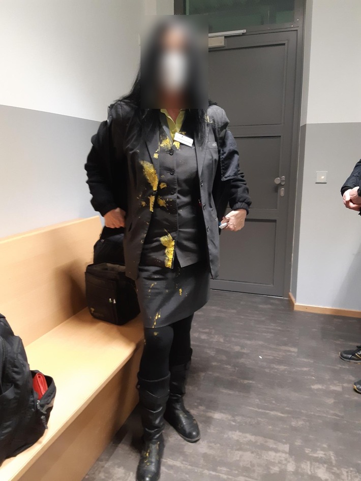 Bundespolizeidirektion München: Unbekannter Täter bewirft Zugbegleiterin mit Essen
