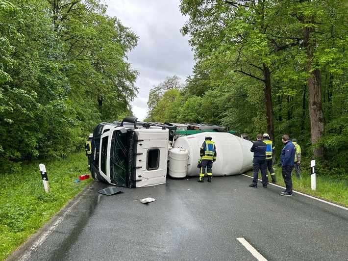 POL-PB: Betonmischer umgekippt - Fahrer leicht verletzt