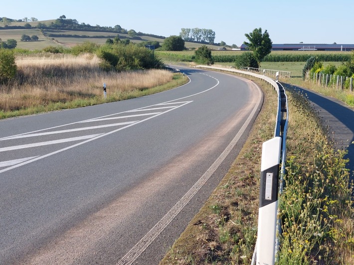 FW Borgentreich: Ölspureinsatz auf der B241. Eine mehrere Kilometer lange Ölspur hielt die Feuerwehren der Stadt Borgentreich, Beverungen und Warburg am frühen Morgen des 11.08.2022 auf Trab.