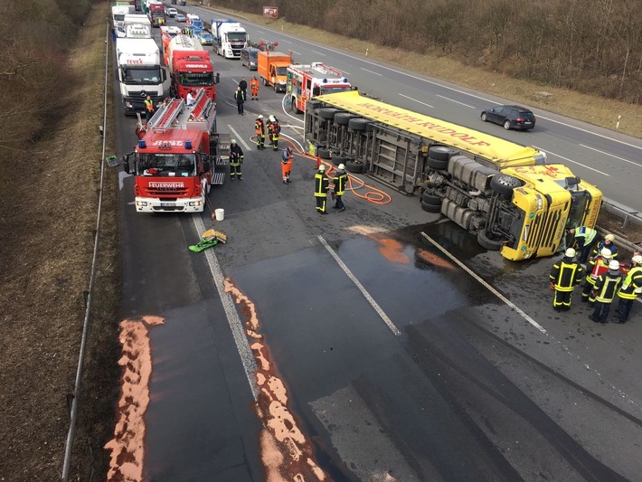 FW-RE: Schwerer Verkehrsunfall mit einem LKW auf der BAB 2 - eine verletzte Person