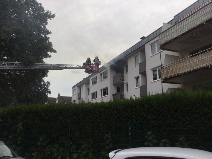 FW-BN: Feuer auf Balkon  - schnelles Eingreifen der Feuerwehr verhindert Wohnungsbrand