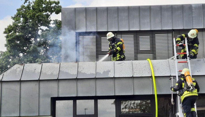 FW Voerde: Dachstuhlbrand an der Friedrich-Wilhelm-Str. in Voerde - Spellen