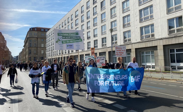 Unternehmen gehen für mehr Klimaschutz auf die Straße