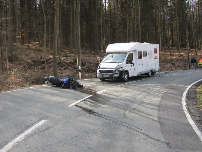 POL-HOL: Landesstraße 484 - Bereich "Roter Fuchs": Kradsaison erfordert ersten Schwerstverletzten - Kradfahrer mit Wohnmobil zusammengestoßen -