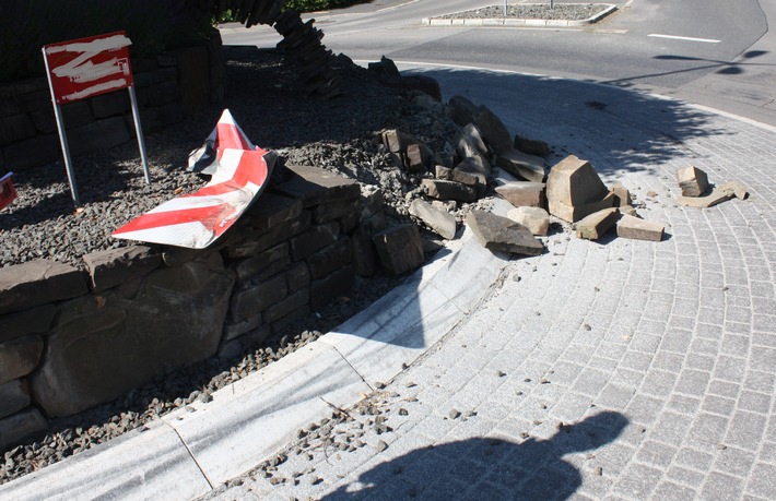 POL-RBK: Overath - Unfallflucht - Mauer im Kreisverkehr umgefahren