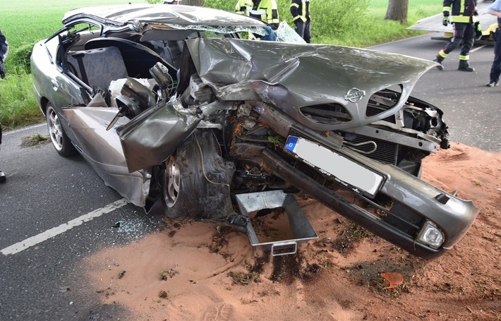 POL-HF: Nissan kommt von Straße ab - Fahrerin leicht verletzt