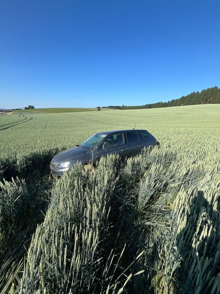API-TH: Auto durchbricht Wildschutzzaun und kommt im Getreidefeld zum Stehen
