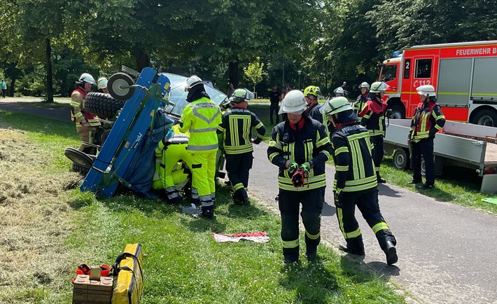 FW-BN: Arbeitsunfall in der Beueler Rheinaue - Arbeiter unter Traktor eingeklemmt