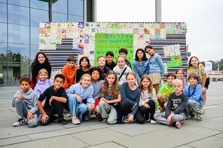 Motto zum Weltkindertag 2025:  Kinderrechte – Bausteine für Demokratie!