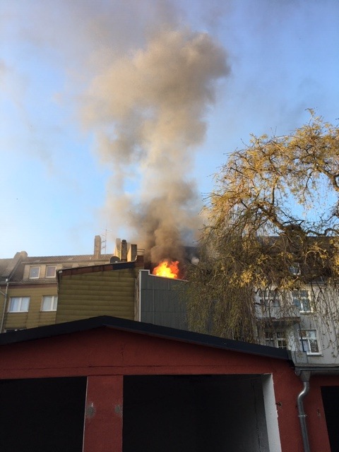 FW-MH: Kellerbrand und Dachstuhlbrand - Vollalarm für die Feuerwehr Mülheim am Ostermontag.