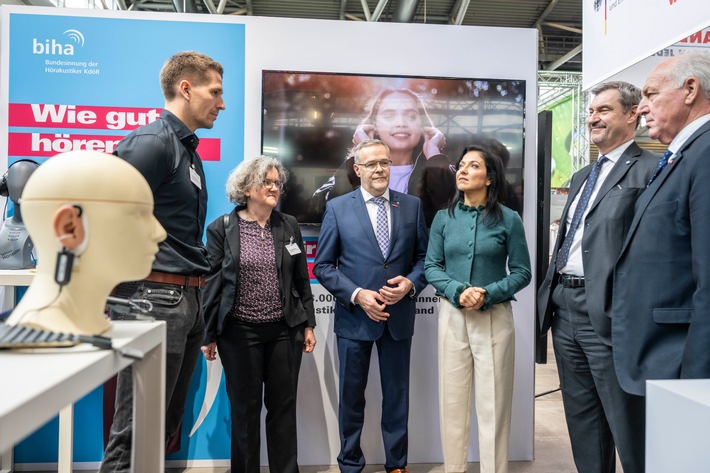 Ministerpräsident und Bundeswirtschaftsministerin besuchen biha-Stand bei der Handwerksmesse