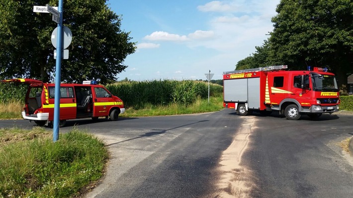 FW-KLE: Erntemaschine verliert Betriebsmittel. Feuerwehr beseitigt 500 Meter Ölspur / Arbeitsreiche Woche für die Einsatzkräfte.