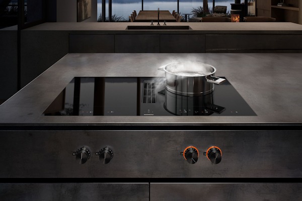 Gaggenau präsentiert neues Flex-Induktionskochfeld mit integrierter Lüftung.